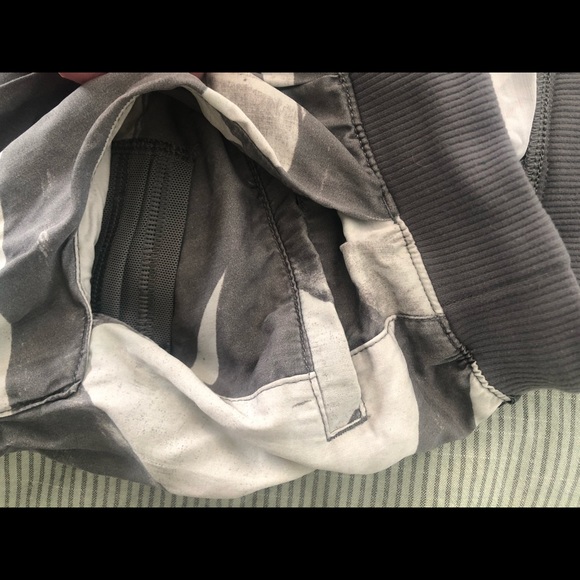 Lululemon joggers (no size - likely 2) - Picture 4 of 6